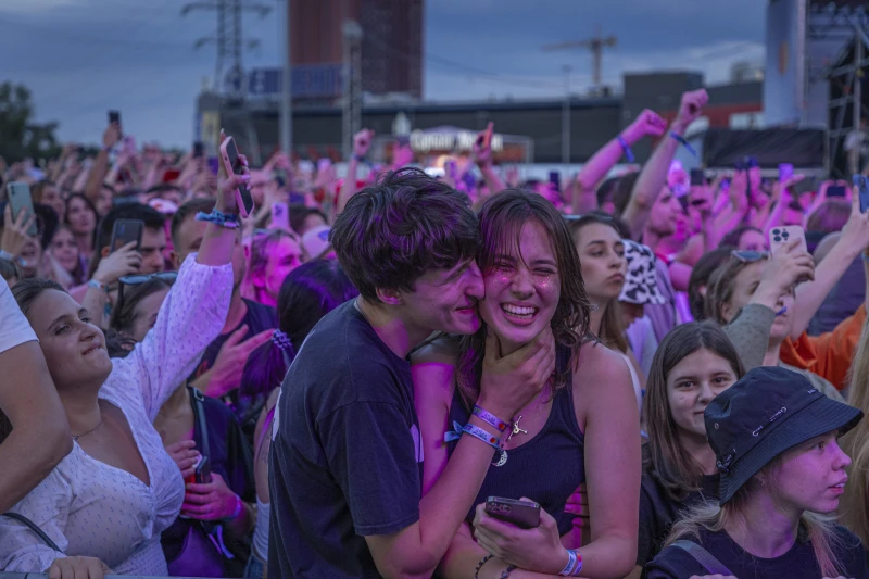 Люди насолоджуються концертом на фестивалі Atlas у Києві, Україна, неділя, 21 липня 2024 р.